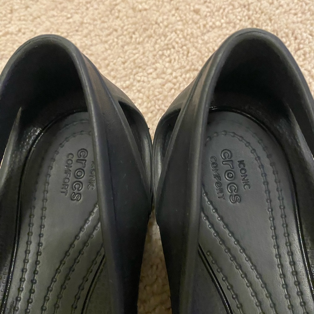 Crocs Women's Black Flats slip-on Crocs™ Laura Flat. Women size 8 - Picture 2 of 6